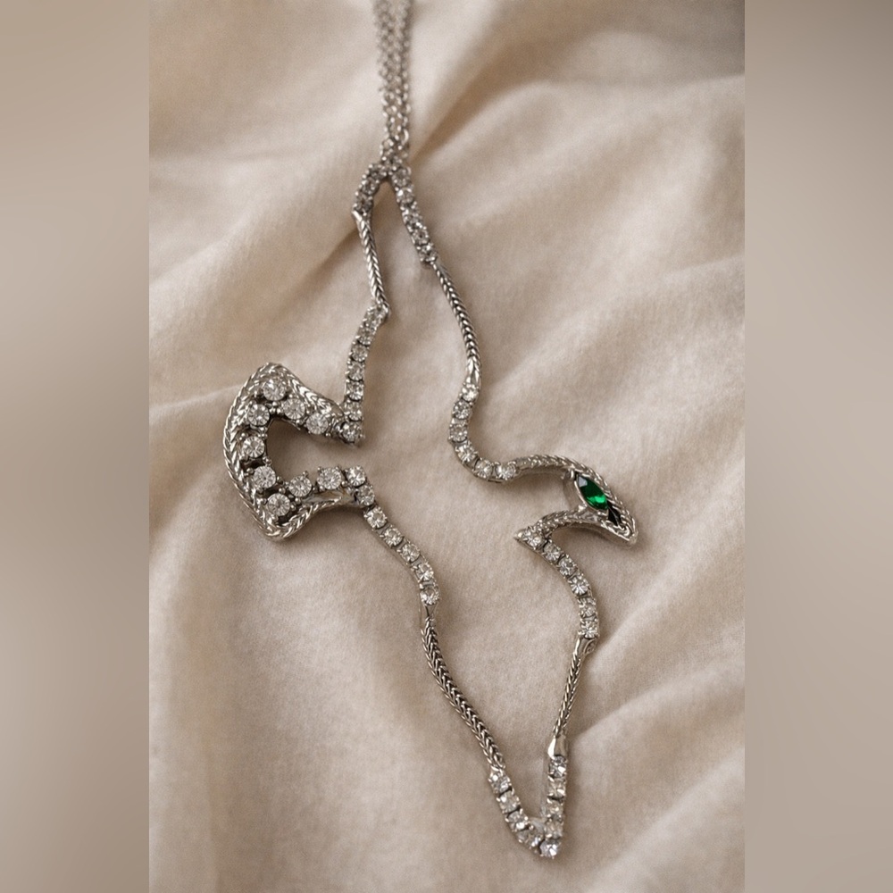 Dazzling VTG 70s Silvertone Necklace with Green eye Clear Accents movement